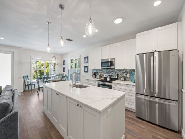 Charming Coastal Retreat with Private Pool Near Vanderbilt Beach
