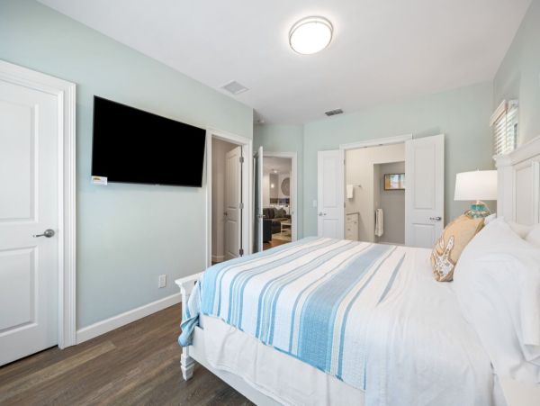 Charming Coastal Retreat with Private Pool Near Vanderbilt Beach