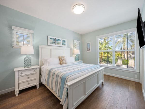 Charming Coastal Retreat with Private Pool Near Vanderbilt Beach