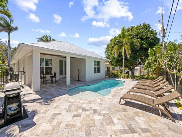 Charming Coastal Retreat with Private Pool Near Vanderbilt Beach