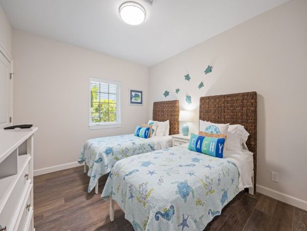 Charming Coastal Retreat with Private Pool Near Vanderbilt Beach