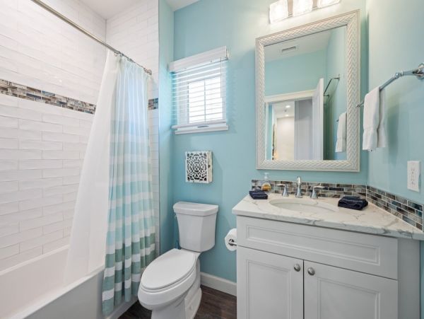 Charming Coastal Retreat with Private Pool Near Vanderbilt Beach