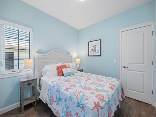 Charming Coastal Retreat with Private Pool Near Vanderbilt Beach