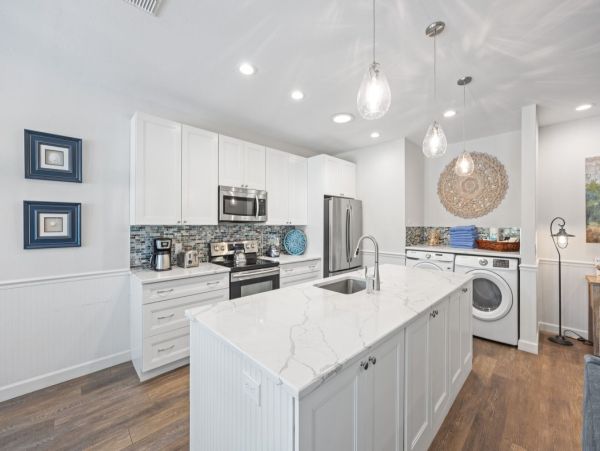 Charming Coastal Retreat with Private Pool Near Vanderbilt Beach