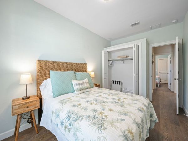 Charming Coastal Retreat with Private Pool Near Vanderbilt Beach