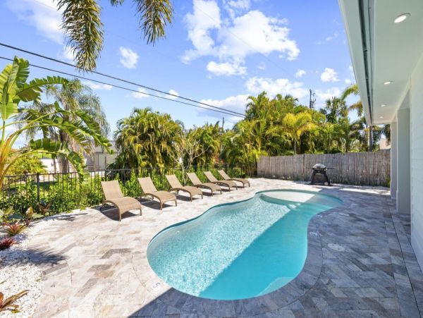 Charming Coastal Retreat with Private Pool Near Vanderbilt Beach