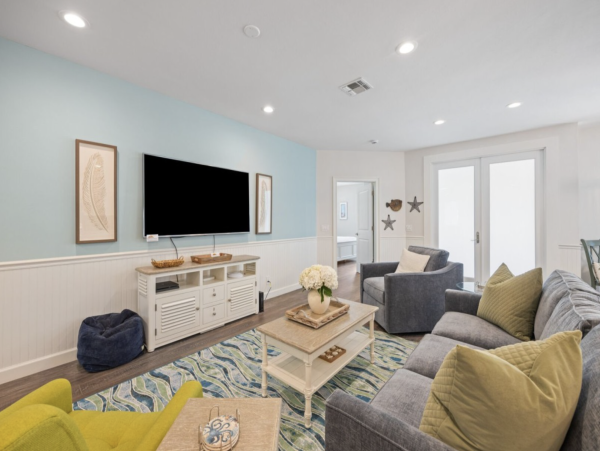 Charming Coastal Retreat with Private Pool Near Vanderbilt Beach