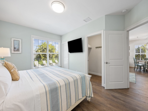 Charming Coastal Retreat with Private Pool Near Vanderbilt Beach