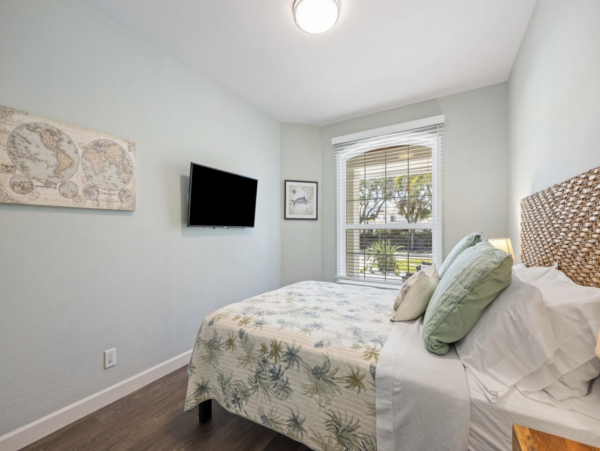 Charming Coastal Retreat with Private Pool Near Vanderbilt Beach