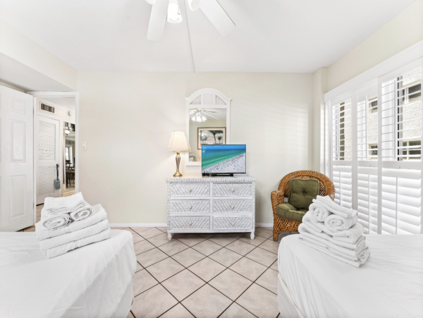 2 Bedroom Condo on the Beach with Partial Views Beach & Gulf