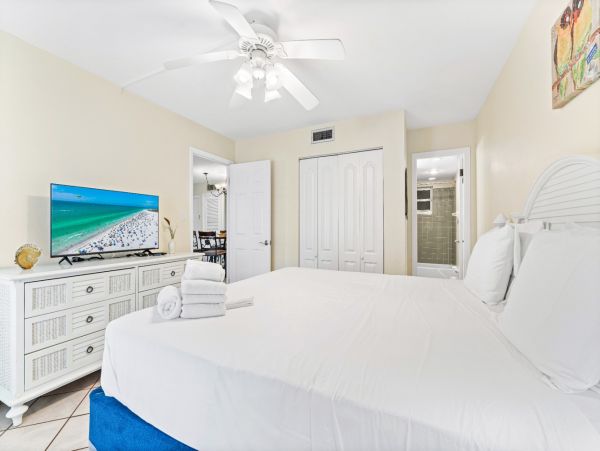 2 Bedroom Condo on the Beach with Partial Views Beach & Gulf