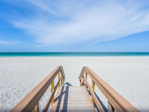 Beachfront 2 Bedroom Vacation Condo in Siesta Key Sleeps 6