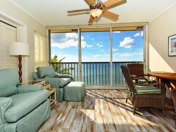 Beachfront 2 Bedroom Vacation Condo in Siesta Key Sleeps 6