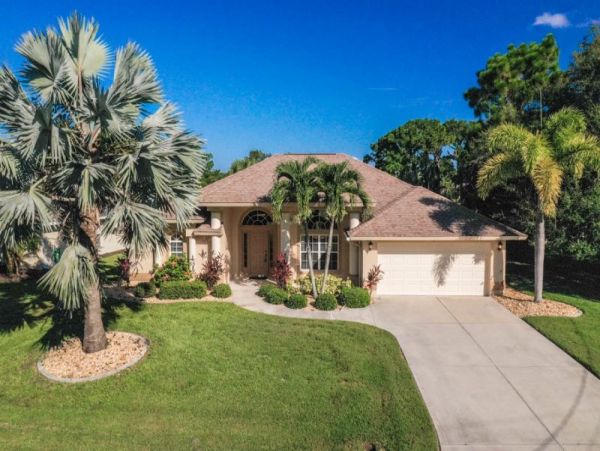 Three Bedroom Vacation Pool Home in Rotonda