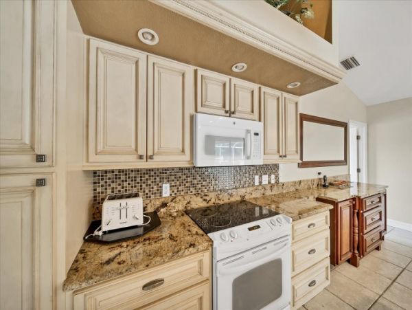 Luxurious Lakeside 5 Bedroom Home in Rotonda - Perfect Florida Getaway