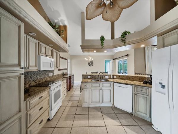 Luxurious Lakeside 5 Bedroom Home in Rotonda - Perfect Florida Getaway