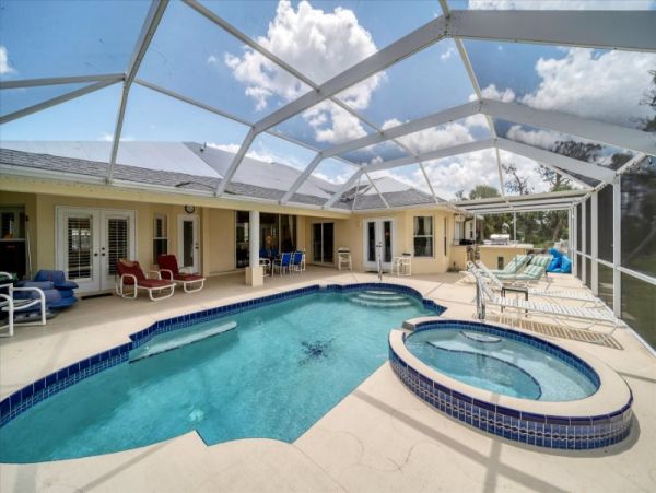 Luxurious Lakeside 5 Bedroom Home in Rotonda - Perfect Florida Getaway