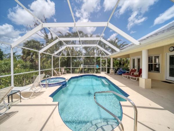 Luxurious Lakeside 5 Bedroom Home in Rotonda - Perfect Florida Getaway