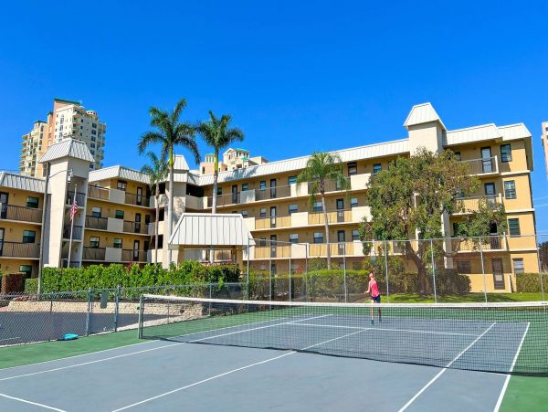 Walk to Beach Marco Island Vacation Condo