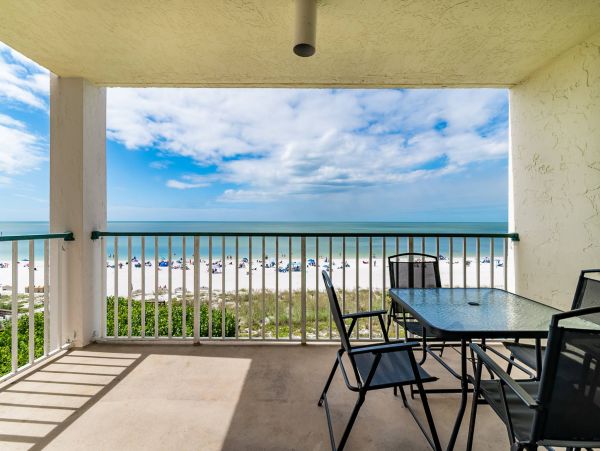 Charming Unit with Great Views in Marco Island