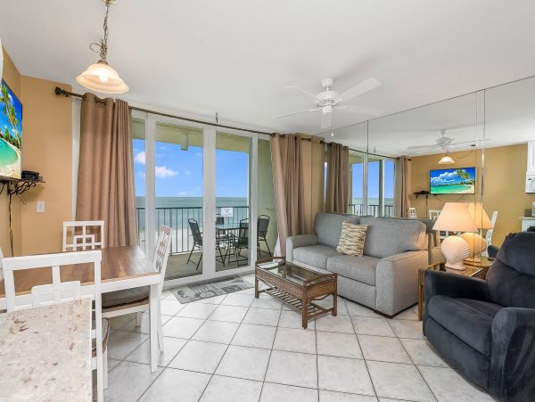 Charming Unit with Great Views in Marco Island