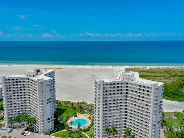 Gorgeous Beachfront 2 Bedroom Condo Sleeps 6