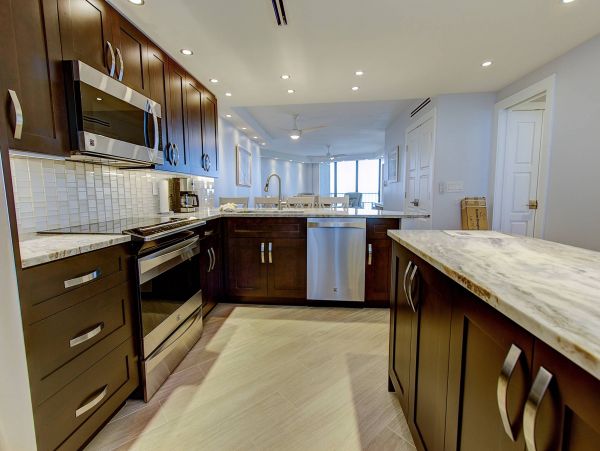 Gorgeous Beachfront 2 Bedroom Condo Sleeps 6