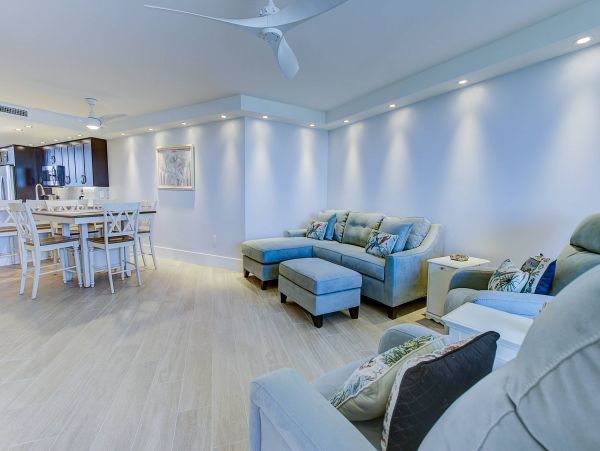 Gorgeous Beachfront 2 Bedroom Condo Sleeps 6