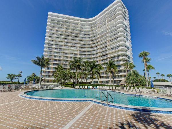 Gorgeous Beachfront 2 Bedroom Condo Sleeps 6