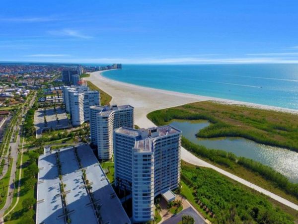 Gorgeous Beachfront 2 Bedroom Condo Sleeps 6