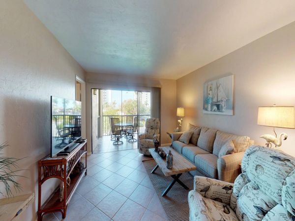 Beautiful 2 Bedroom across the street from the Beach