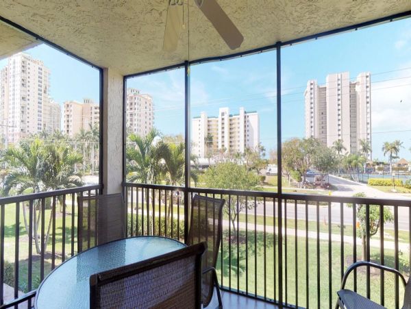 Beautiful 2 Bedroom across the street from the Beach