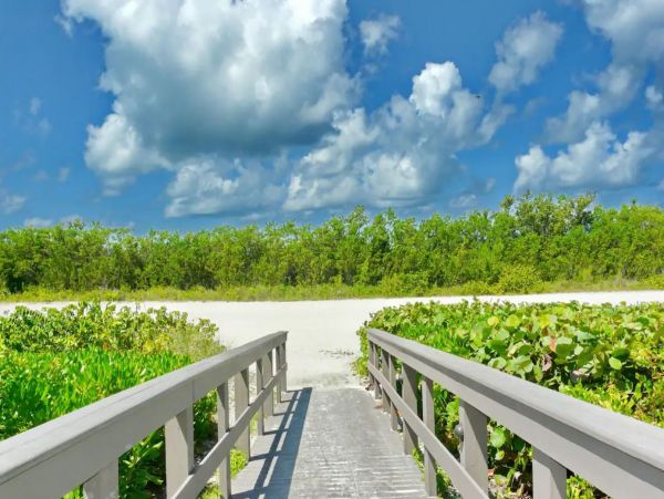 Two Bedroom Vacation Beach Condo in Marco Island Gulf Views