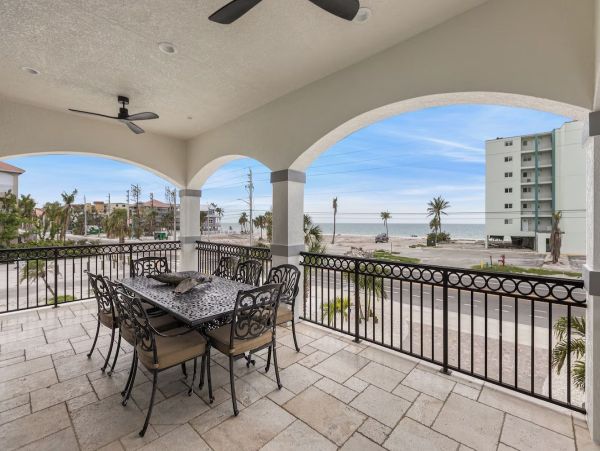 Stunning Vacation Home in Fort Myers 14 Guests STEPS TO SAND