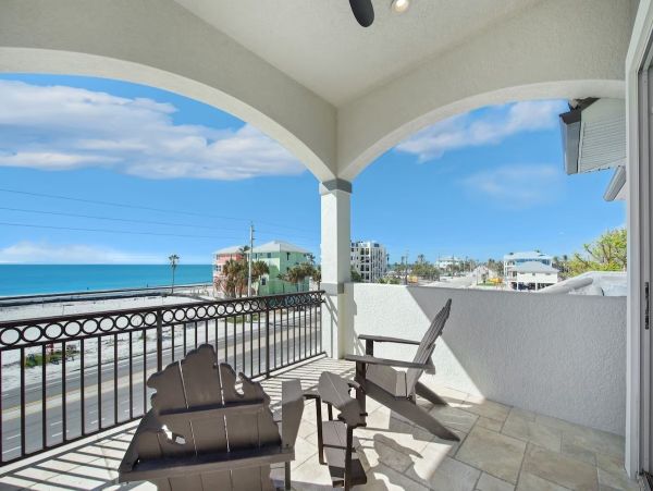 Stunning Vacation Home in Fort Myers 14 Guests STEPS TO SAND