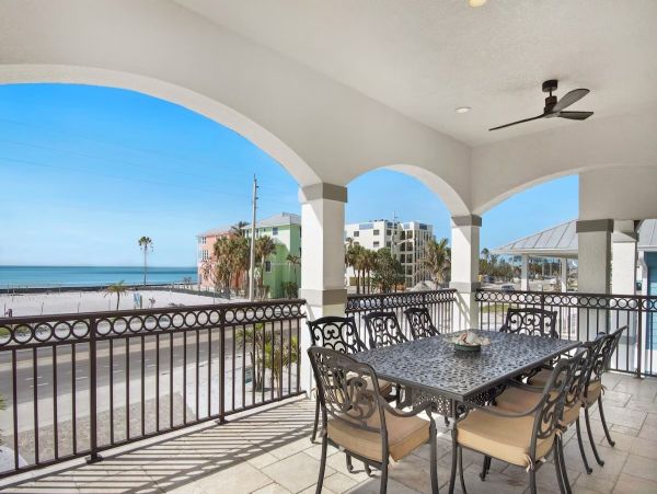 Stunning Vacation Home in Fort Myers 14 Guests STEPS TO SAND