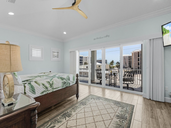 The Beach Across the Street  Fabulous Vacation Home Fort Myers Steps to Sandy Beach