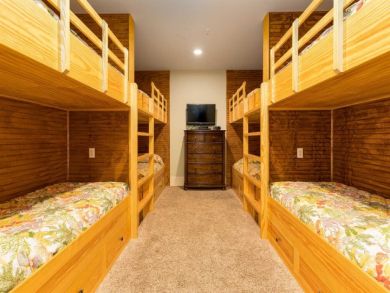 Orange Beach Vacation Home Sleeps Thirty Guests.