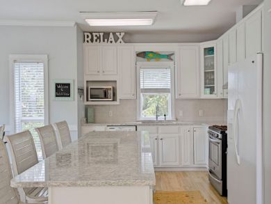 Spacious 4 Bedrooms Vacation Home Short Stroll to Beach