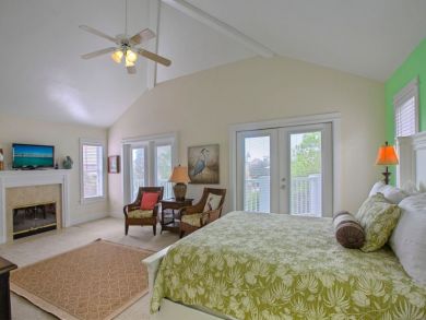 Spacious 4 Bedrooms Vacation Home Short Stroll to Beach