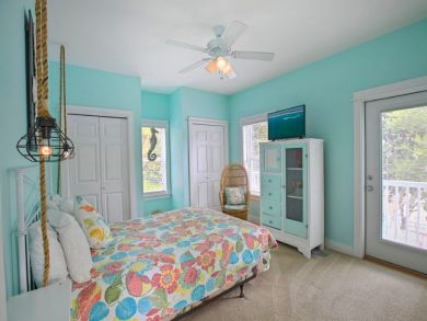 Spacious 4 Bedrooms Vacation Home Short Stroll to Beach