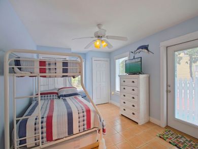Spacious 4 Bedrooms Vacation Home Short Stroll to Beach