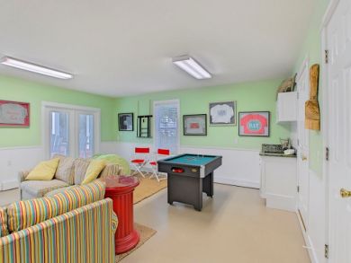 Spacious 4 Bedrooms Vacation Home Short Stroll to Beach