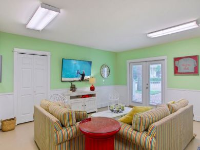 Spacious 4 Bedrooms Vacation Home Short Stroll to Beach