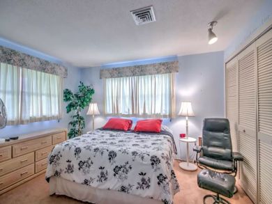 Englewood Vacation home Sleeps Eight Guests.