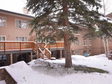 Vail Vacation Condo Sleeps Four Guests. Vail Vacation Condo Sleeps Four Guests.