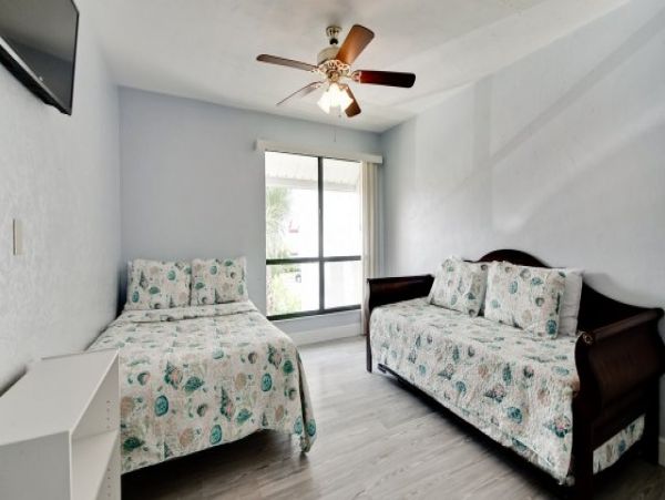 Brandenton Beach Vacation Condo Sleeps Six Guests