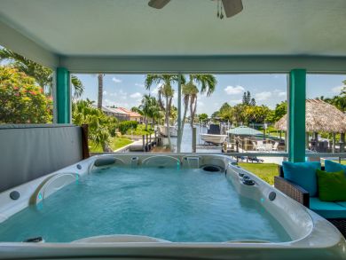 Cape Coral 4 Bedroom Vacation Home with Hot Tub - Sleeps 6