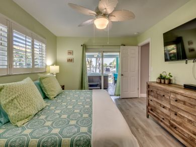 Cape Coral 4 Bedroom Vacation Home with Hot Tub - Sleeps 6