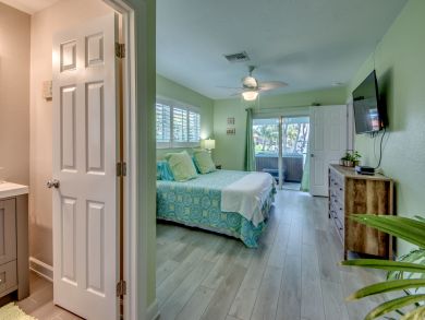 Cape Coral 4 Bedroom Vacation Home with Hot Tub - Sleeps 6